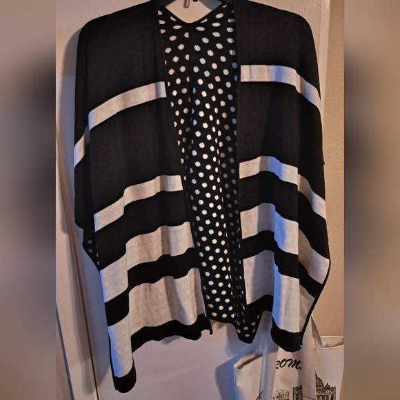 ✨ Black & White Reversible Shawl / Kimono – Polka Dot & Stripe ✨ OS - Picture 6 of 7